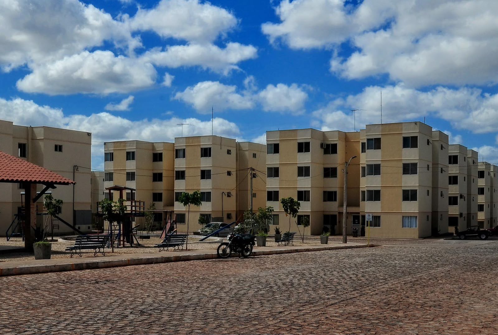 Homem é encontrado morto com golpes de faca dentro de apartamento no Residencial Mossoró I